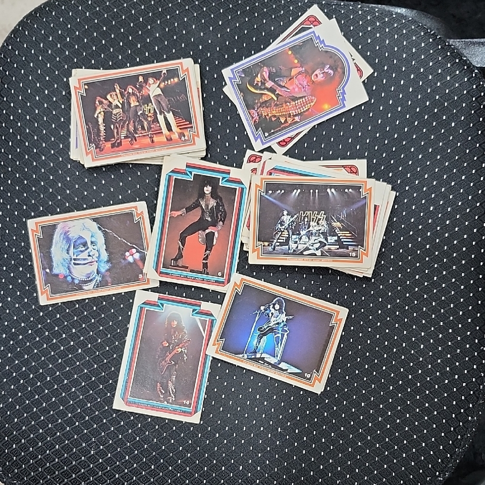 1970s KISS ROCK BAND TRADINGS CARDS